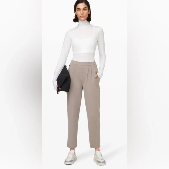 Lululemon Essential High-Rise Trouser
Carbon Dust - Picture 2 of 8